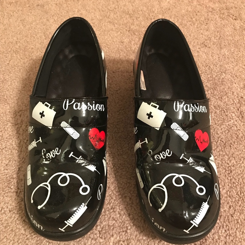 Nursing clogs